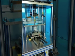 Prova di pressione e montaggio del compressore di aria condizionata per autoveicoli